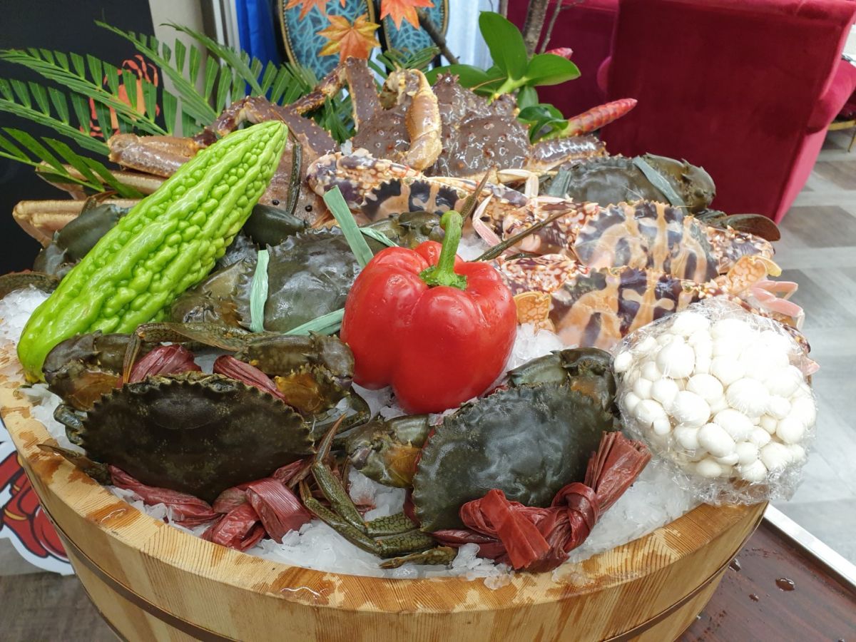 ▲「頂鮮擔仔麵」推秋蟹宴，採用多種生猛蟳蟹嚐得到米其林級美味，卻不用動手剝蟹殼，很受女士們青睞 。（圖／金武鳳攝，2019.9.22)