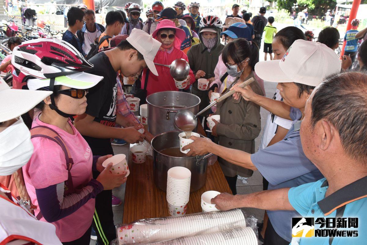 ▲港尾宮廟提供點心招待遊客，客家盛情讓遊客「足感心」。（圖／記者郭春輝攝）