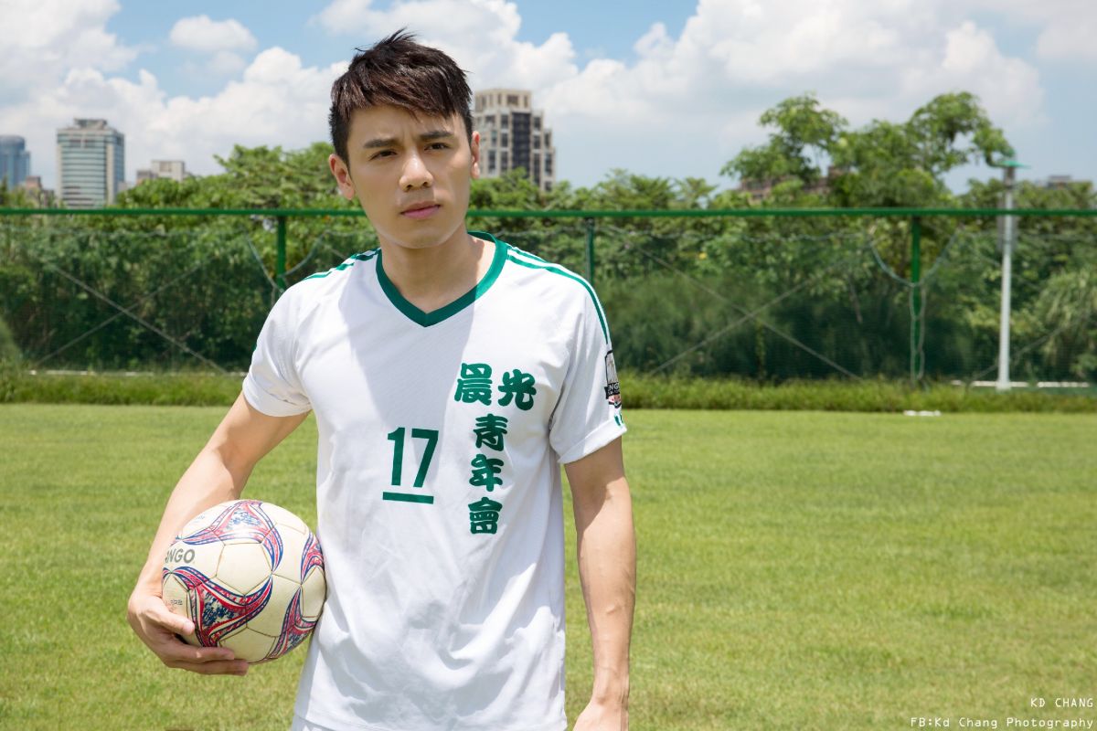 ▲邱志宇扮演年僅24歲菜鳥公民老師。（圖／海鵬）