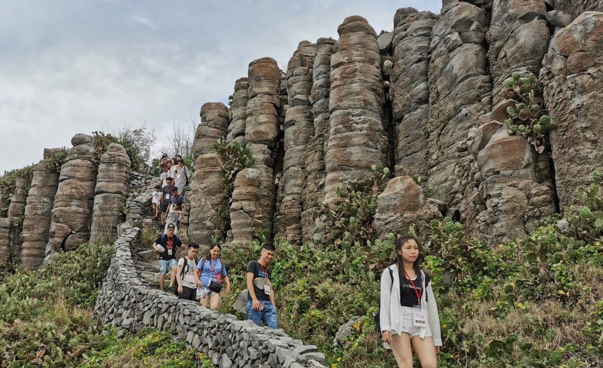 ▲桶盤嶼的世界級柱狀玄武岩壯麗景觀，日本朋友不斷高呼「太厲害了」「好漂亮」。（圖／馬公市公所提供）