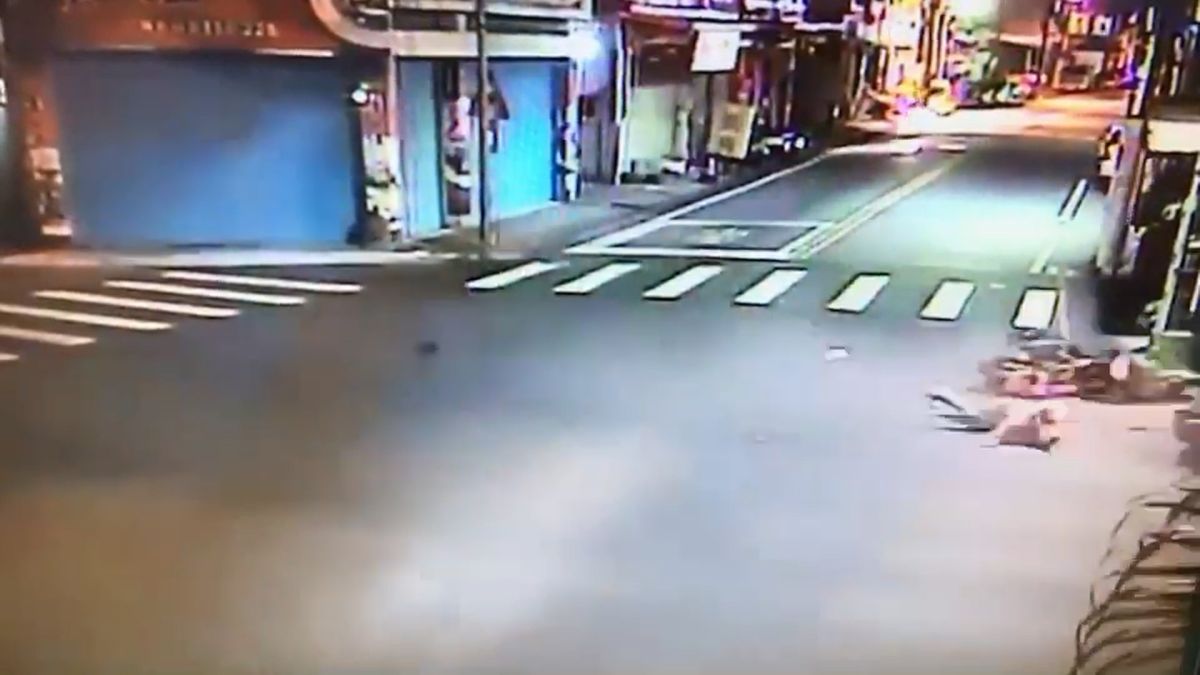 ▲18日晚間花蓮市德安一街、中原路口發生死亡車禍，無照的周姓少年闖紅燈撞死徐姓男騎士，警方是否一路鳴笛緊追？還有待釐清。（圖／記者鄭志宏翻攝）