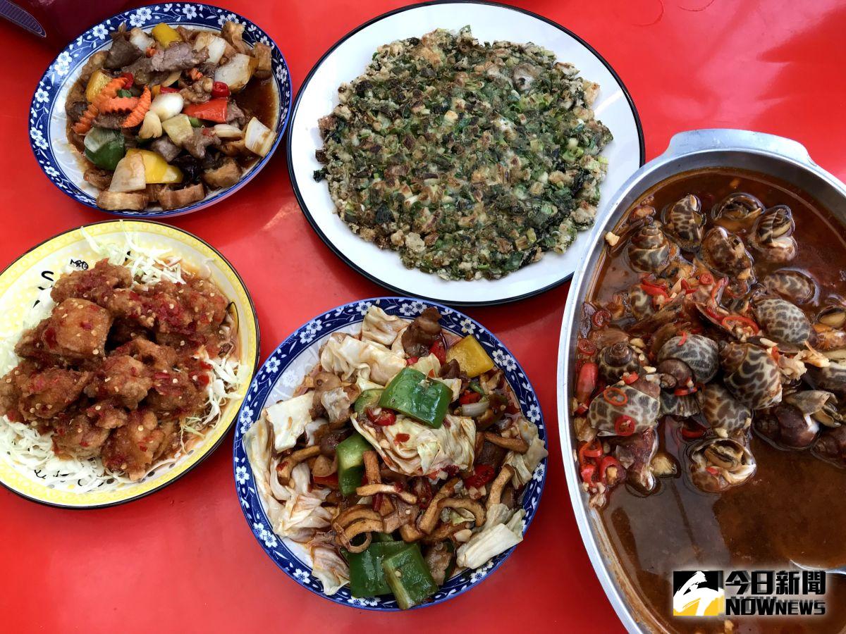 ▲老闆與廚師從傳統古早味變化出新花樣，運用巧思更換調味醬汁或是改用搭配材料，就可以創新風味。（圖／記者常似虎攝）