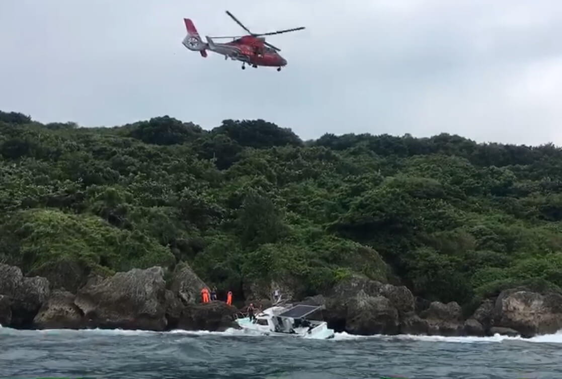 ▲億芳168號遊艇在屏東縣小琉球美人洞與花瓶岩海域觸礁擱淺，海巡署所屬第五岸巡隊、第五海巡隊及空勤總隊直升機等單位到場救援。(圖／海巡署第七巡防區指揮部提供) 