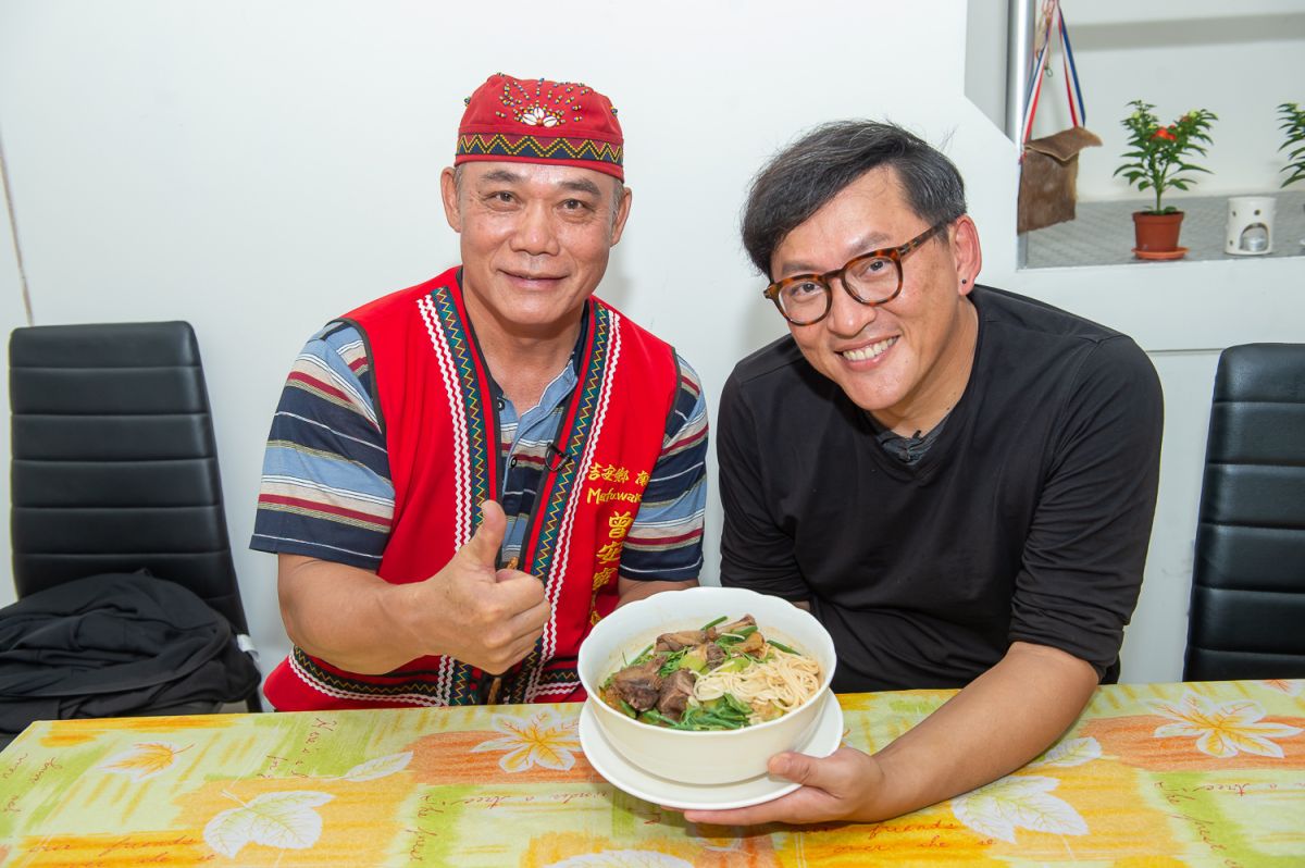 ▲知名創意廚師詹姆士日前來到花蓮，近距離與消費者互動，還被部落頭目封「原住民羅志祥」的稱號。（圖／明悅公關提供）