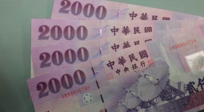 ▲紫色的2000元紙鈔鮮少人在市面上使用。（圖／翻攝PTT）