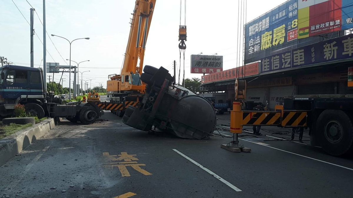 ▲油罐曳引車車頭撞上分隔島，後方油罐桶翻覆。（圖／記者陳聖璋翻攝）