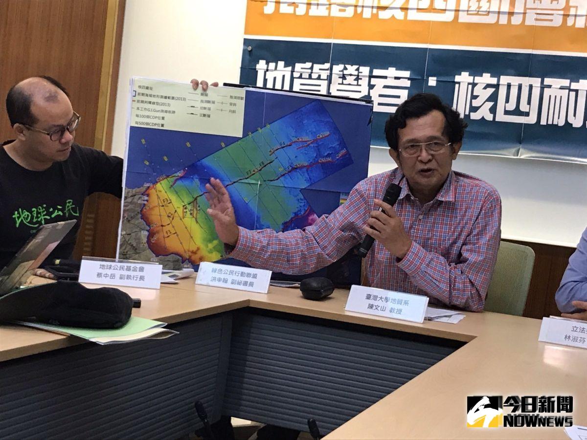 ▲台大地質系教授陳文山指出，新事證證明在核四周邊海岸發現的F2地質構造，不排除微活動斷層。（圖／記者賴志昶攝）