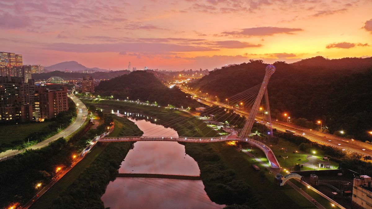 ▲新北市政府高灘地工程管理處規劃更新星光橋的光雕，將橫跨基隆河的星光景觀橋換上新裝。（圖／新北市高灘地工程管理處提供）