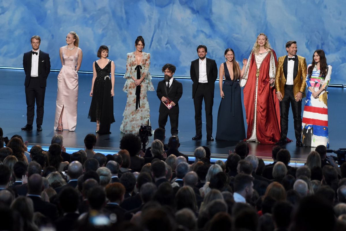 ▲典禮一開始邀請《冰與火之歌：權力遊戲》眾演員上台。（圖 / 美聯社）