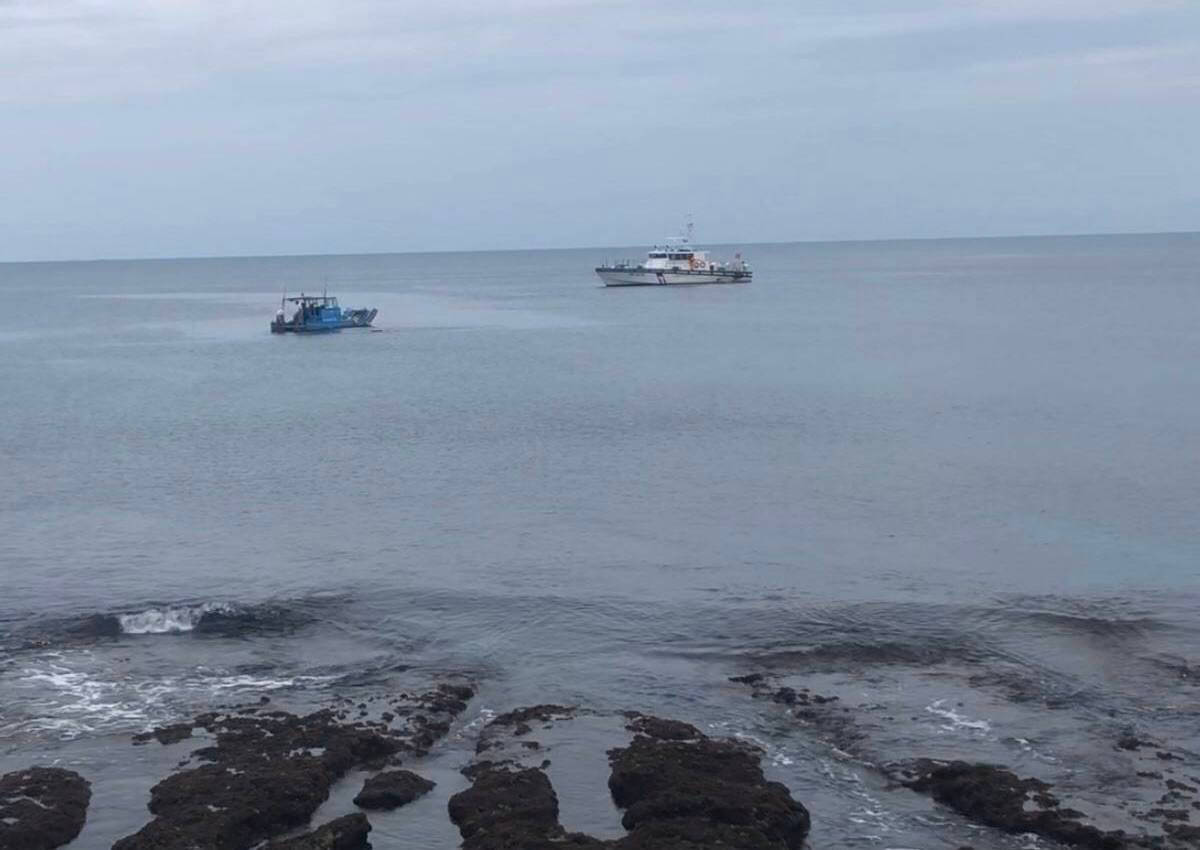 ▲墾丁小海豚1號觀光半潛艇觸礁沉沒。(圖／海巡署第六岸巡隊提供)