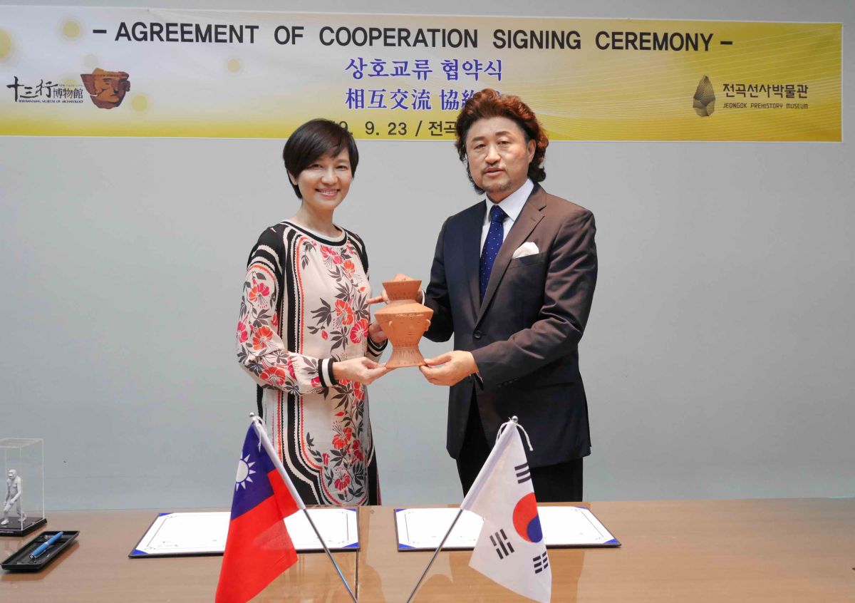 ▲十三行博物館館長陳春蘭（左）致贈鎮館之寶「人面陶罐」的複製品，給韓國全谷史前博物館館長李漢龍。（圖／十三行博物館提供）