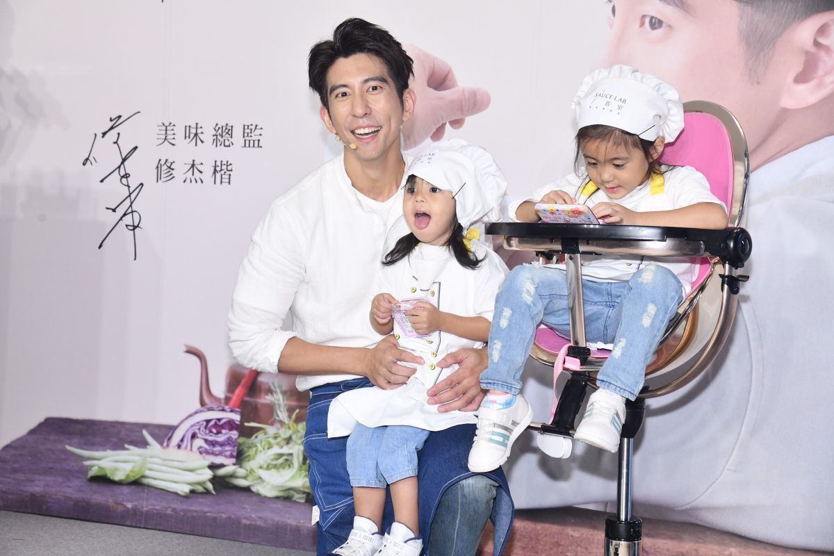 ▲修杰楷帶女兒參與自創品牌發表會。（圖 / 記者林柏年攝）