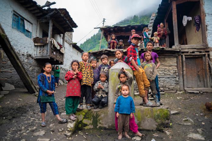 屏息壯麗美景　尼泊爾孩童離家求學一走就是12年
