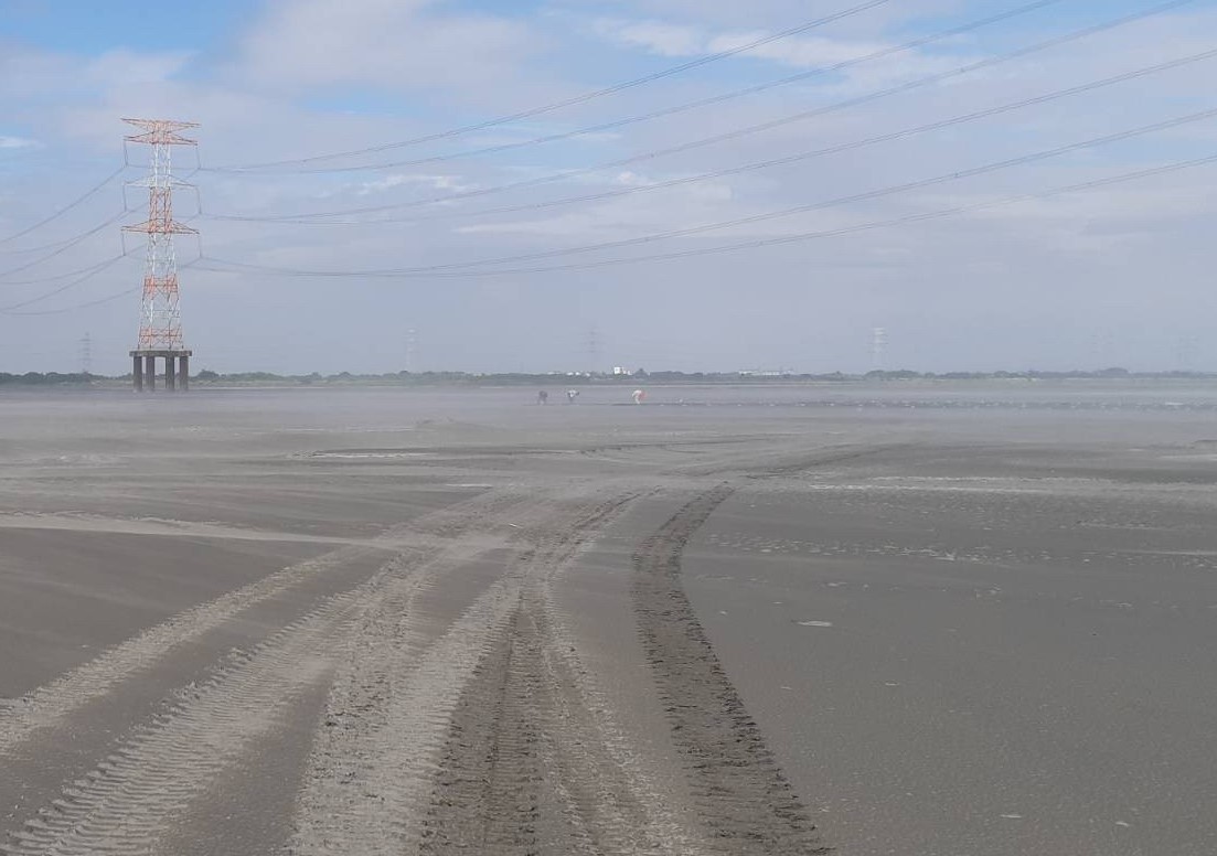 ▲內灘裸露地突然增加超過300公頃，導致沙塵加大面積。（圖／立委劉建國服務處提供）