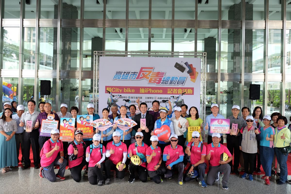 ▲高市副秘書長張裕榮率局處及社區民眾代表宣誓全民反毒總動員,社區、警區、校區全面防毒。（圖／記者蔡佳宏攝,2019.09.23）