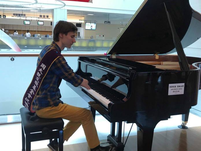 ▲俄羅斯鋼琴家羅曼諾夫（Alexey Romanov）雙手沒有手掌，靠著不斷努力，成為鋼琴家。他以小臂末端彈鋼琴鍵，優美而流暢。（圖／陽明大學附設醫院提供)