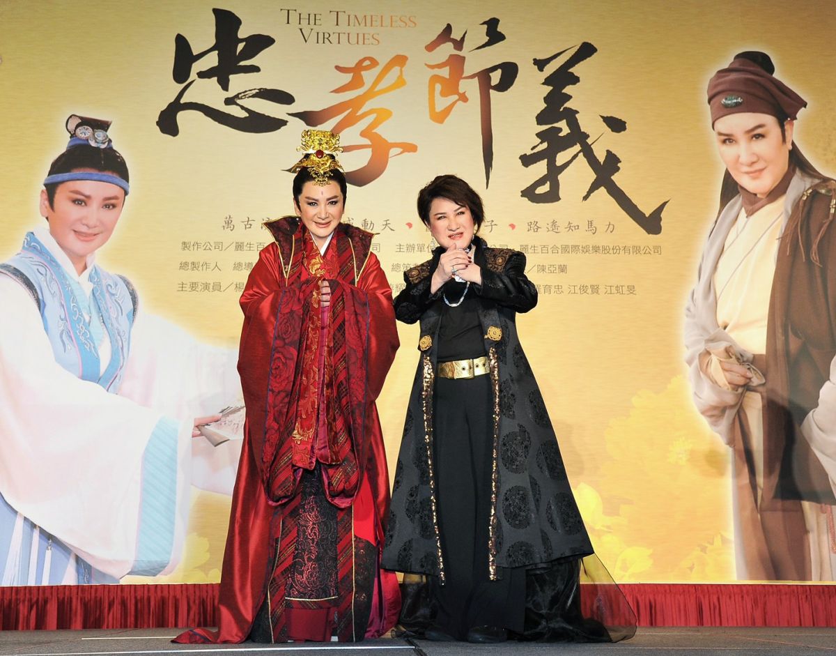 ▲國寶級歌仔戲天王楊麗花（右）推出新戲《忠孝節義》。（圖 / 麗生百合提供）