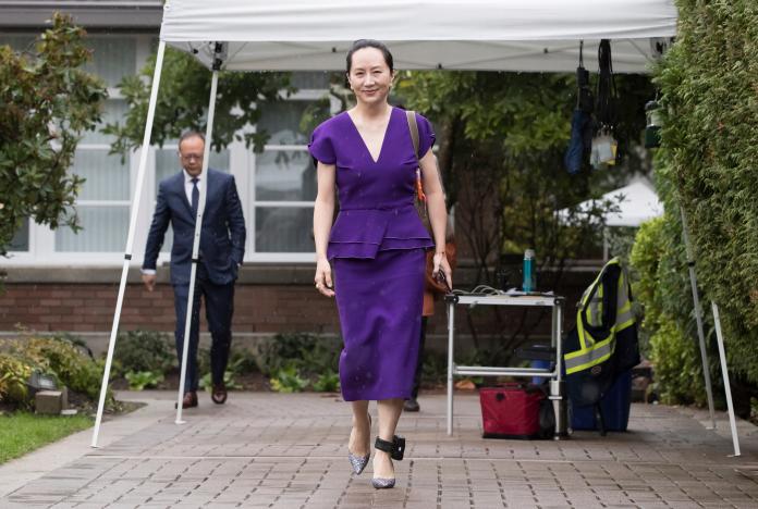 紫洋裝、銀高跟鞋　左腳套「電子腳鐐」　孟晚舟加國出庭
