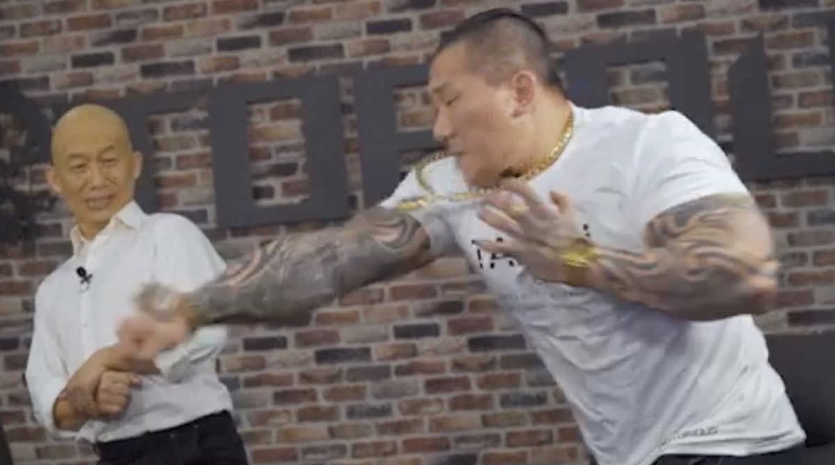 ▲網紅「館長」陳之漢 23 日晚間在臉書 PO 出一張「暴怒揮拳」的 GIF 動圖，質問韓國瑜：「挖石油是誰講的？」（圖／翻攝自臉書飆捍）