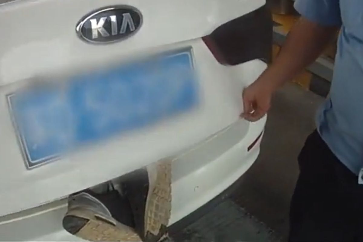 ▲中國大陸日前有民眾發現後車廂掛著 2 隻腳，嚇得趕緊報案，警方打開一看卻傻眼。（圖／翻攝自荔直播）