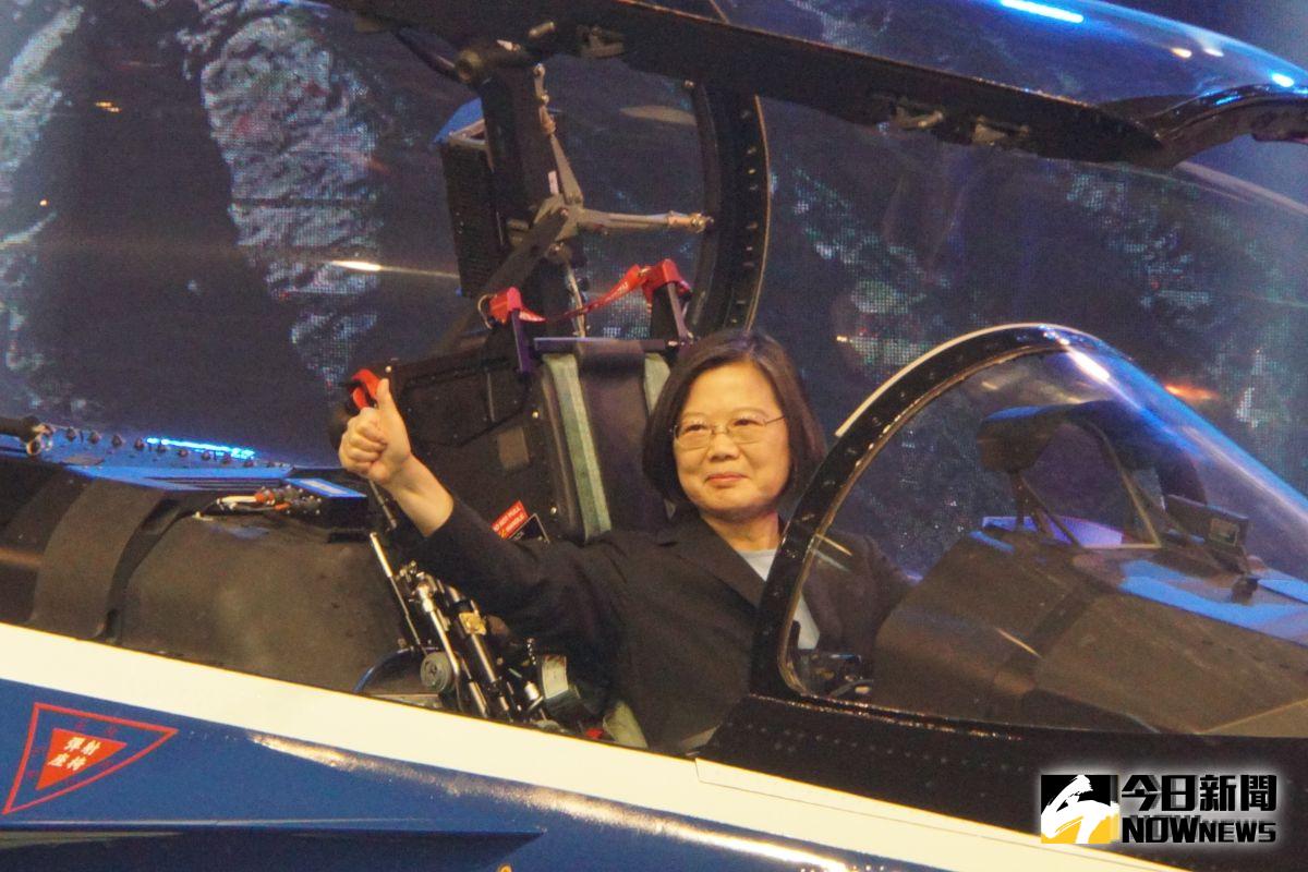 總統蔡英文登上「勇鷹」新式高教機，肯定研發團隊努力成果。（圖/記者呂炯昌攝.2019.9.24）