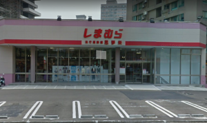 ▲「思夢樂」長年因街頭招牌與店面外觀帶有濃厚年代感，經常讓路過民眾誤以為是傳統服飾賣場，甚至因此錯過這座平價購物寶庫。（圖／翻攝自Google Maps）