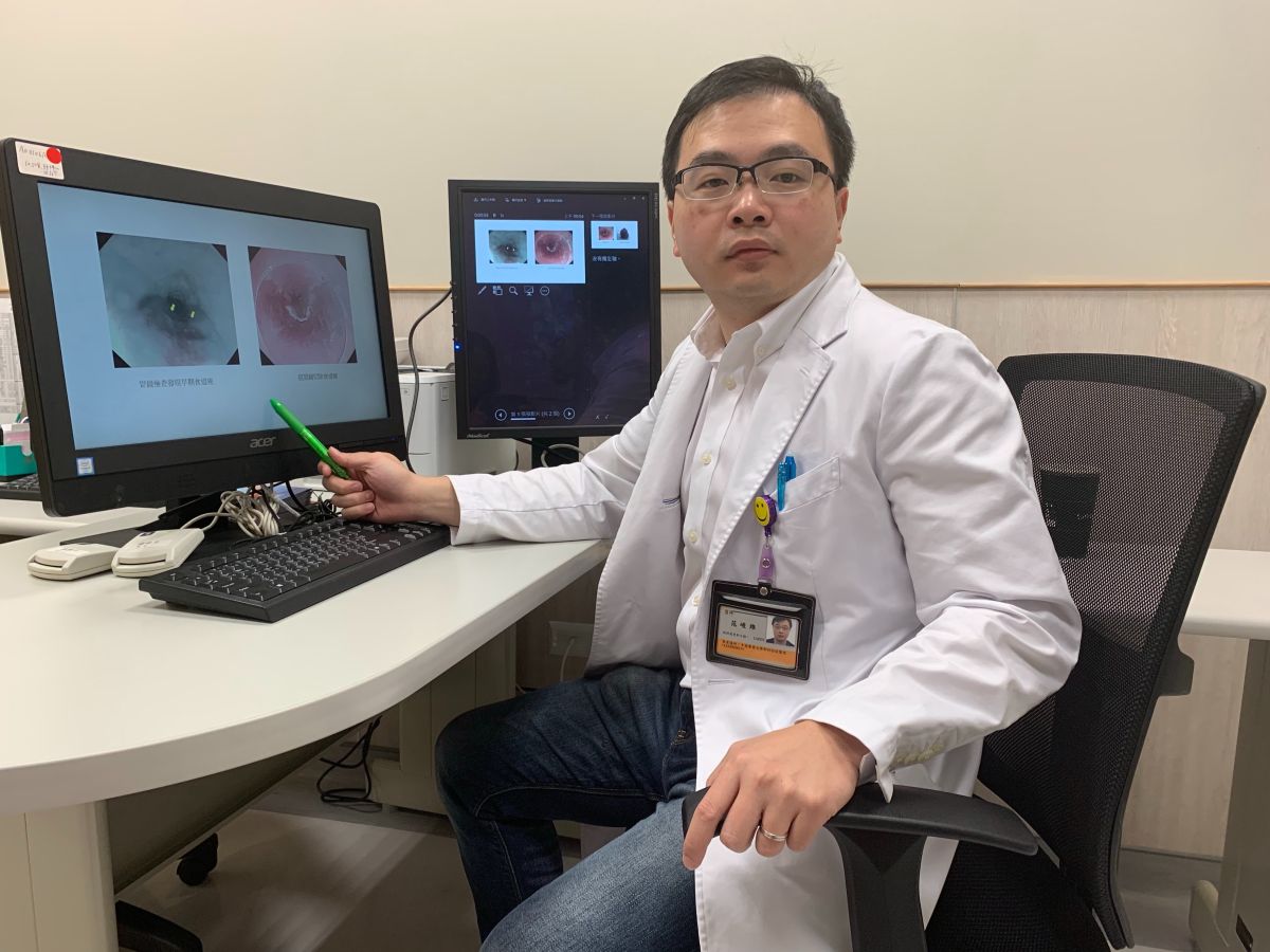 ▲母女先後在同一位置罹患食道癌，醫師范峻維以內視鏡黏膜下切除手術幫她們回復健康人生。（圖／中醫大新竹附醫提供）