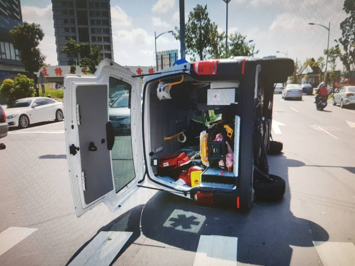 ▲載運傷患的救護車慘遭攔腰撞上，直接側翻傾倒。（圖／竹北分局提供）