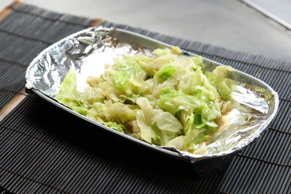 ▲有網友透露，他朋友家炒高麗菜都會加「糖」，讓他覺得很不可思議，不過，內行一看卻讚「炒菜加一點糖是廚師級技巧」。（示意圖／取自《大埔鐵板燒五股成泰店》臉書）