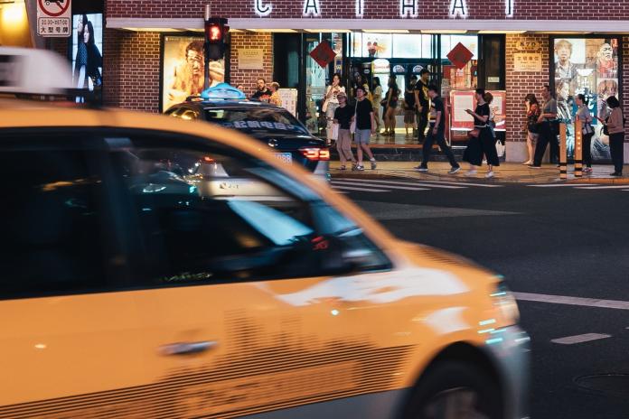 ▲中國大陸一名男子搭計程車，短短 20 公里的路程竟支付了 40 萬元車資。（示意圖／與當事情境無關，取自 Unsplash ）