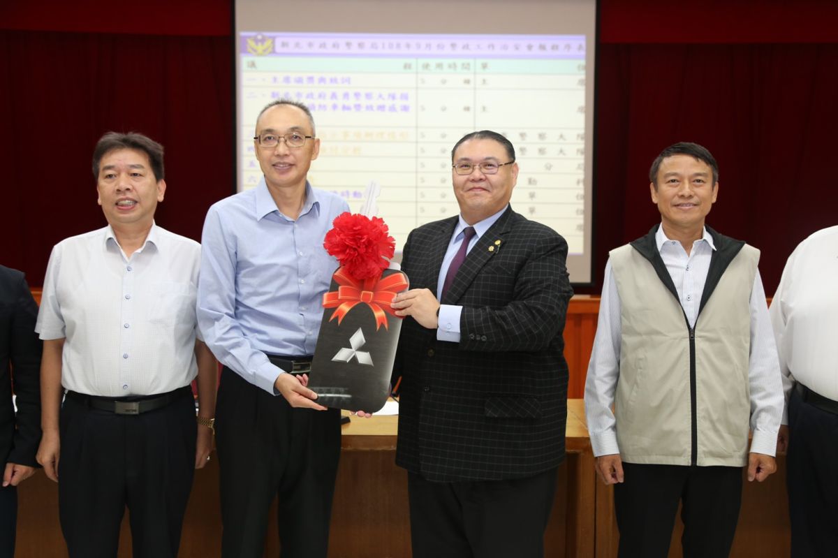 ▲ 新北市警局義勇刑事警察大隊直屬第二中隊去年為刑警大隊募款購置 2 台 AED 心臟電擊去顫器，今（24）日再捐贈捐贈偵防車1輛，由副市長謝政達代表受贈，並感謝義警弟兄的大力支持。(圖/甄啓剛中隊長提供)
