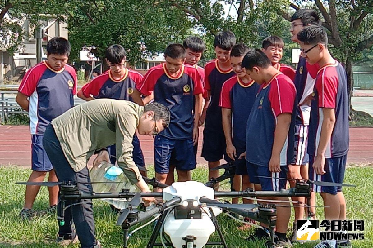 ▲北港農工引進新興科技，學生學習操作植保無人機。（圖／記者洪佳伶攝，2019.09.24）