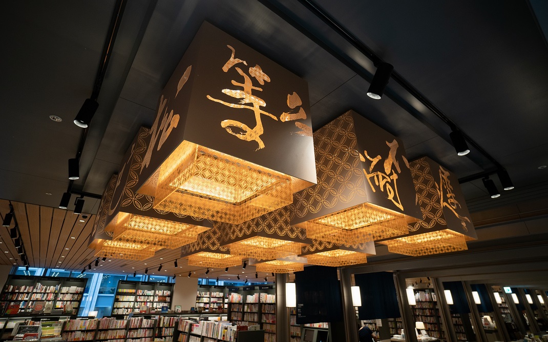 ▲誠品生活日本橋店內裝置獨特九宮燈，邀請藝術家董陽孜以漢字演繹日本俳句名家松尾芭蕉作品。（圖／誠品生活提供）