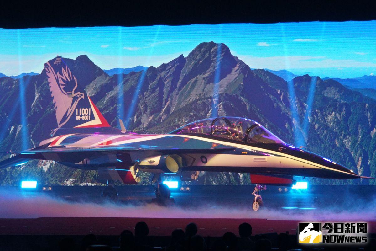 ▲「勇鷹」高級教練機原型機出廠。（圖／記者呂烱昌攝, 2019.9.24）