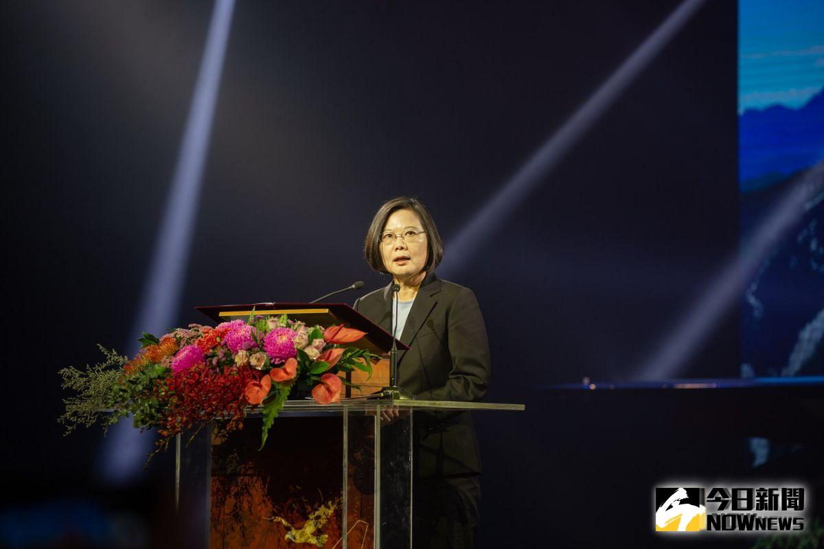 總統蔡英文24日赴高雄參訪受訪時表示，老實講為了找這個論文，也在家裡翻箱倒櫃，找了半天才找到。（圖／總統府提供）