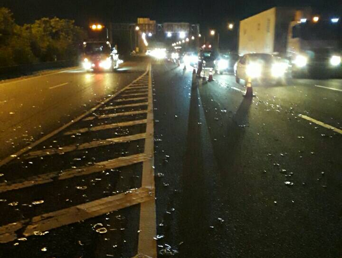 ▲高公局 9 月 16 日起針對國道散落物處理開始收費，其中，一輛大貨車發生鐵片散落事件，初估收取 12,000 元處理費用。（圖／高公局）