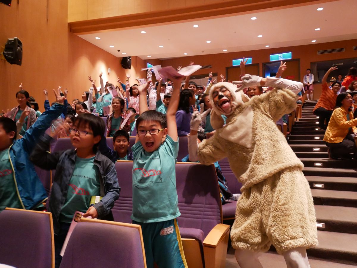 ▲新北市教育局每年辦理近40場「藝術滿城香」戲劇演出，安排國小四年級生走進正式表演廳堂看戲劇。(圖／新北市教育局提供)