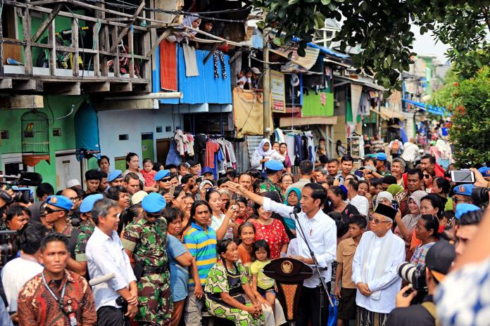 印尼總統佐科威政權動搖　重現前總統倒台前畫面
