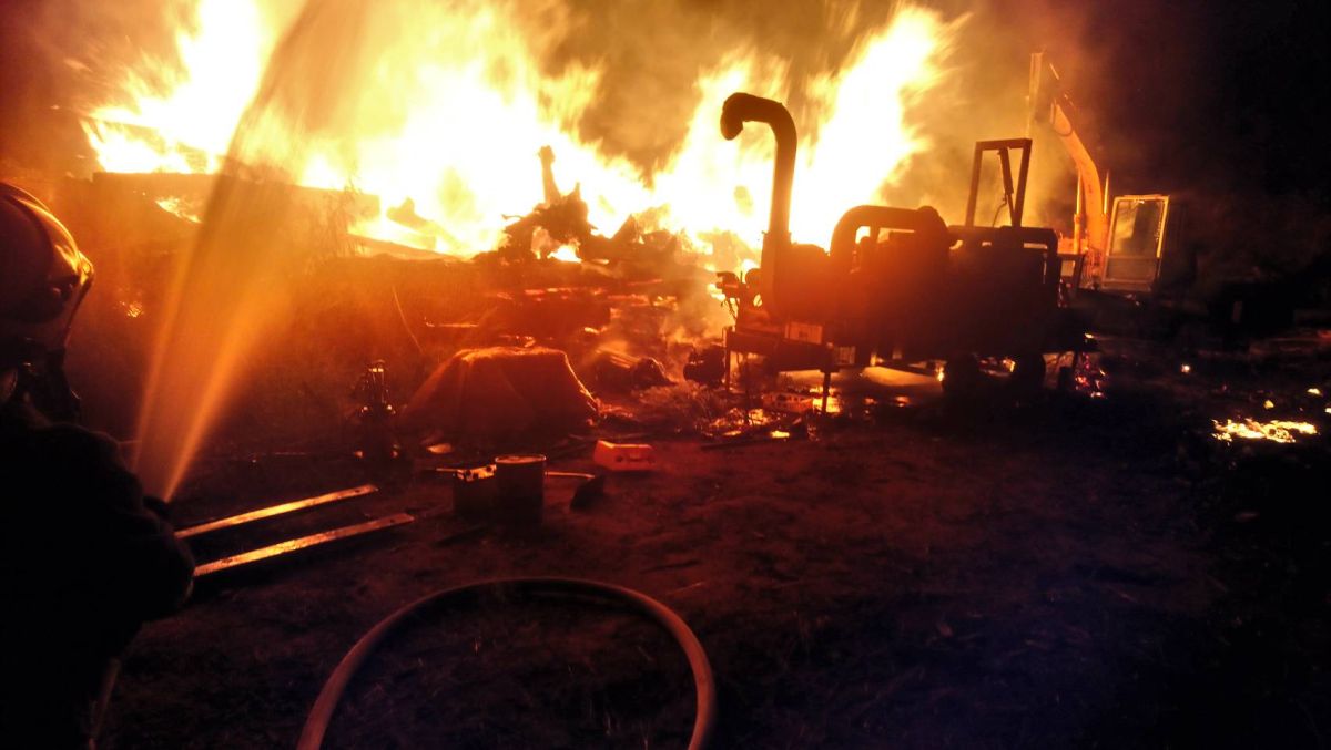 ▲ 金門昨天深夜發生一起風倒木火警，總計動員全島各消防分隊人力前往搶救。（圖／金門縣消防局提供）