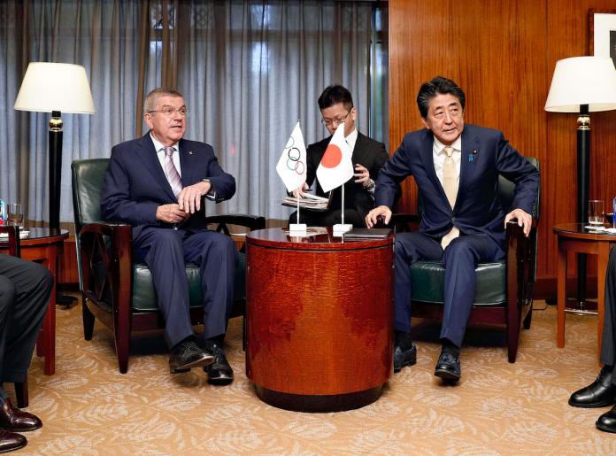 日本首相安倍晉三(右)與國際奧會主席Thomas Bach。（圖／美聯社／達志影像）