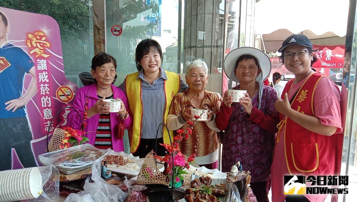 ▲慈善義賣由院長室主任吳雅雯號召響，與長者分享古早味道的油麵線。（圖／記者洪佳伶攝，2019.09.24）
