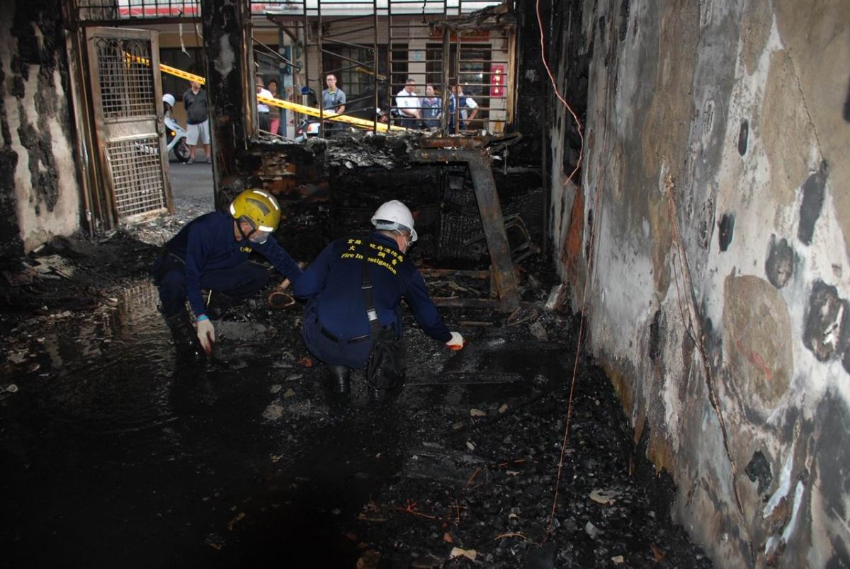 ▲宜蘭縣冬山鄉群英村本（9）月22日凌晨2點多發生一起火警，造成5人受傷，2人死亡，有5戶民宅受波及。（圖／宜蘭縣消防局提供)