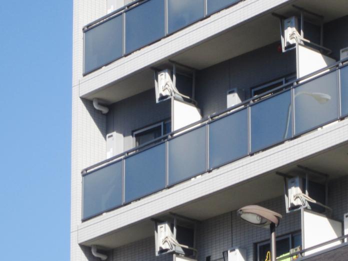 ▲日本大樓每戶陽台之間的白色壓克力板，緊急狀況發生時，可以破壞逃生。（圖／日本信義提供）