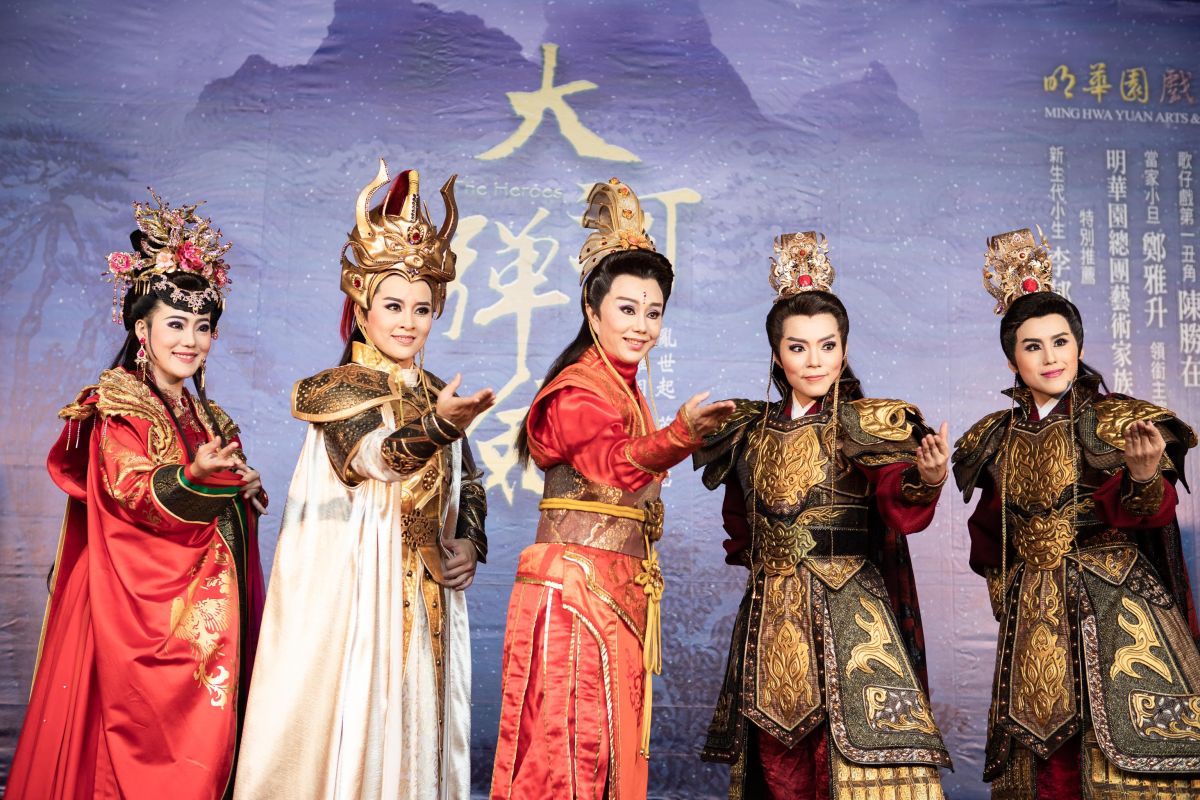 ▲明華園歡慶創團90週年，推出年度代表作品《大河彈劍》，主要演員群（左至右）陳昭婷、李郁真、孫翠鳳、吳米娜、陳昭賢。（圖／兩廳院提供)