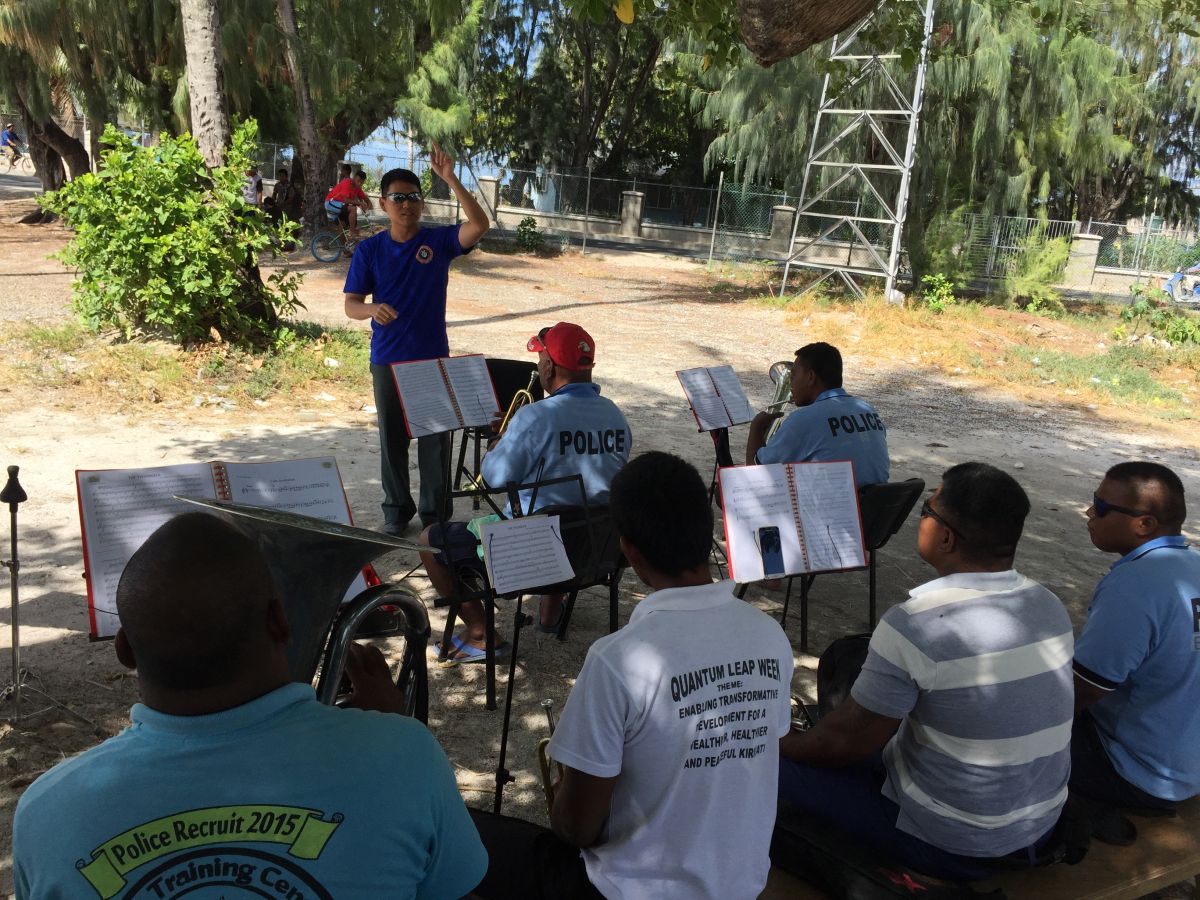 ▲南太平洋國家吉里巴斯與我國斷交，我國將終止與吉國外交合作關係。圖國軍示範樂隊協助代訓吉國警察樂隊。（圖／軍聞社提供）