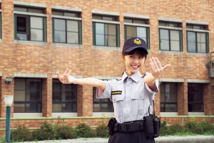 ▲邵雨薇化身女警勾引李淳。（圖／威視）