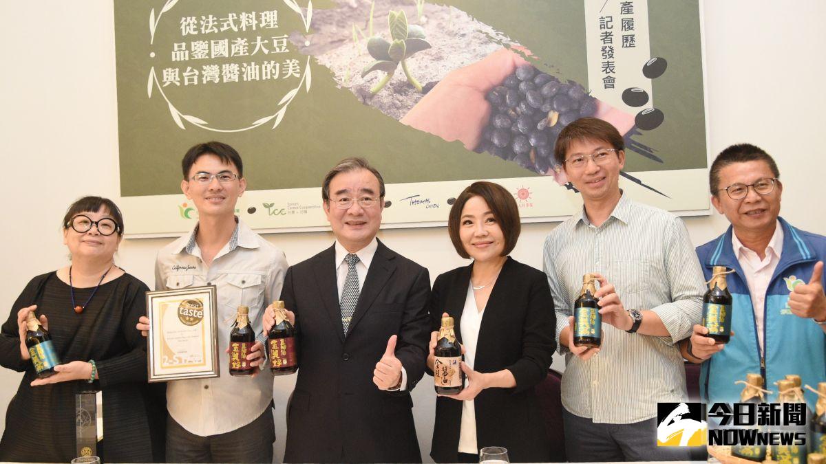 ▲黑矸仔裝豆油，屏東醬油世界爭光。（圖／記者陳美嘉攝）