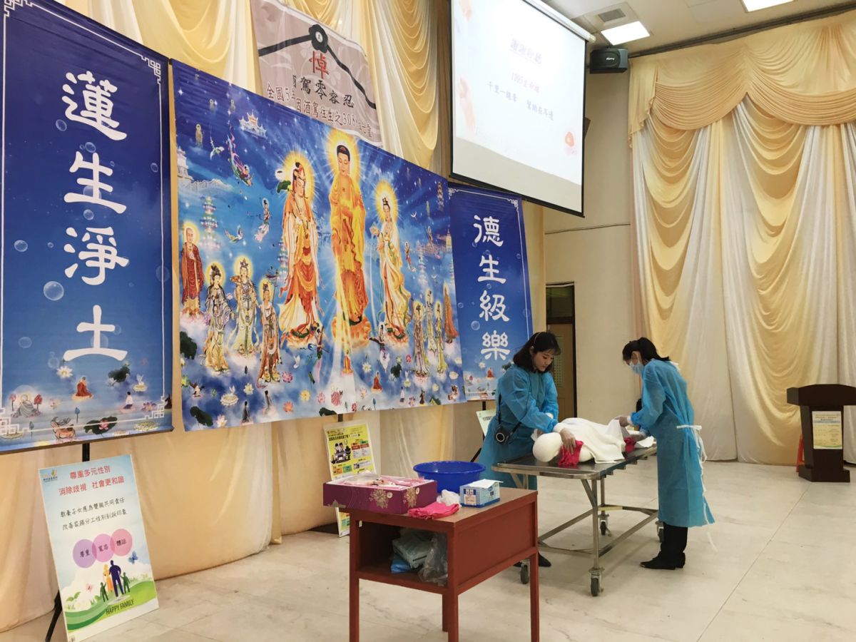 ▲學員事前聽到上課要觀看大體穿洗備感壓力，雖然課程是以假人模擬，並非真正遺體，不過還是有人嚇到腿軟，得扶著牆才能進教室。（圖／桃園監理站提供）