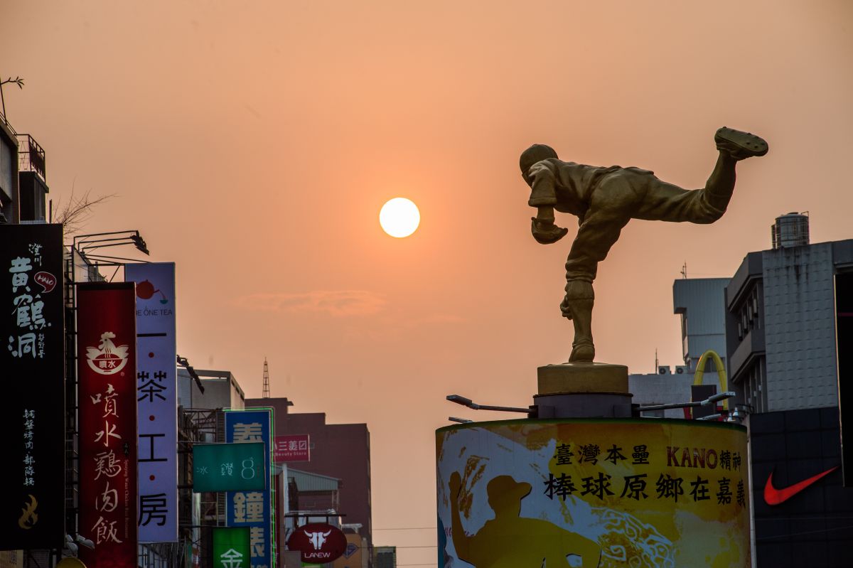 ▲洪年宏掌握了地景地物和角度，拍出噴水圓環KANO投手雕像投出太陽球的經典照片。（圖/洪年宏提供，2019.09.25）