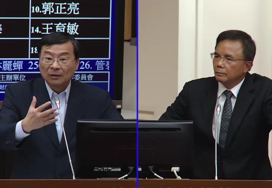 ▲法務部政務次長蔡碧仲（右）在立法院財委會反質詢被批爛官，他則反嗆藍委修養不好，不該辱罵中華民國官員。（圖／擷取立法院議事轉播）